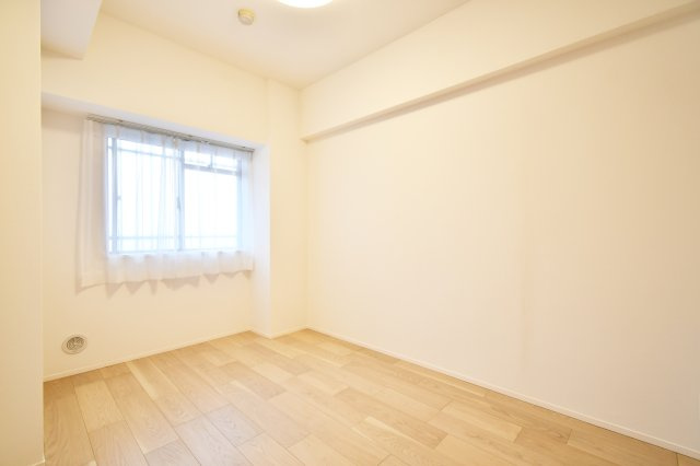 ベルヴィル大宮A棟の洋室|洋室③：バルコニー付きで開放感あふれる約4.5帖。新規施工のフローリングに陽光が反射し、実面積以上の広さを感じさせます。毎朝の空気の入れ替えもスムーズな、清潔感に満ちた一室です。