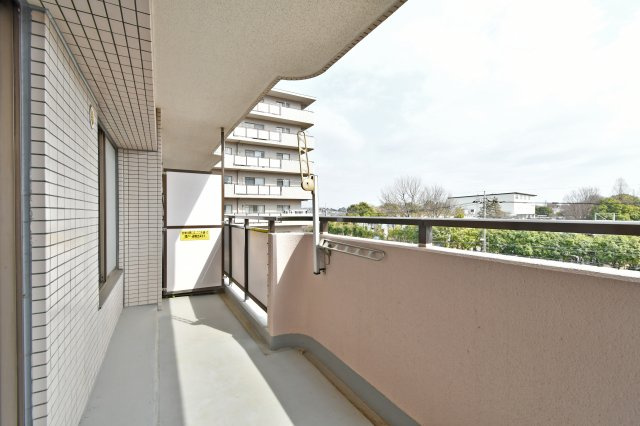 ベルヴィル大宮A棟のバルコニー|爽やかな朝日が差し込む東向きのバルコニー。早朝からお洗濯物を干せば、午前中にはカラッと乾く家事効率の良さが魅力です。奥行きも確保されており、家族の靴や布団干しにも重宝する、ゆとりある設計です。