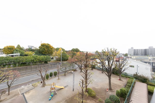 ベルヴィル大宮A棟の展望|前面に遮るものがない東側の眺望は、朝の光を贅沢に取り込める特等席。隣接する公園の緑が朝日に輝く様子は、家族の1日をポジティブにスタートさせてくれます。視界が開けているため、開放感も格別です。