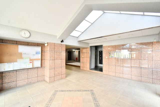 ベルヴィル大宮A棟のエントランス|光が差し込む天窓付きの明るいエントランスホール。広々とした空間は、住まう人の品格を物語ります。清掃が行き届いた清潔な空間が、毎日の帰宅を心地よい安心感で包み込んでくれます。