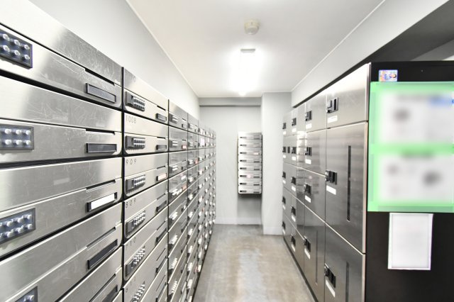 ベルヴィル大宮A棟の設備|ダイヤル錠付きのスタイリッシュなポストが並ぶ、防犯面も配慮された空間。不在時に重宝する宅配ボックス付き！ネットショッピングが多い現代の暮らしを快適にサポートします。