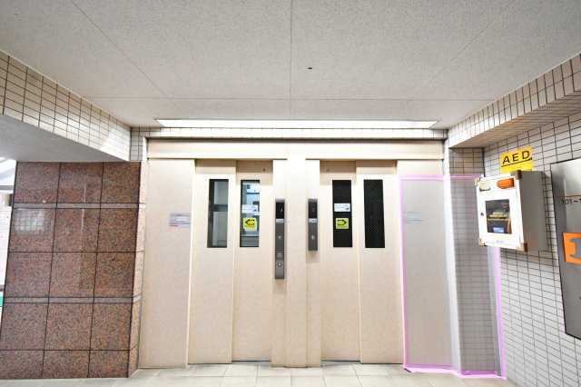 ベルヴィル大宮A棟のその他共用部分|清掃の行き届いた清潔感あるエレベーターホール。2基設置で朝の混雑時もスムーズな移動を叶えます。AED設置など居住者の安全に配慮した管理体制の良さが、日々の安心感に繋がります。