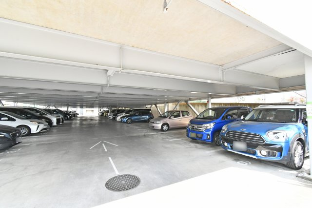 ベルヴィル大宮A棟の駐車場|敷地内には出し入れがスムーズな平置き駐車場付き。月額8500円から利用可能で、大切なお車を安全に保管できます。空き状況については日々変動するため、お早めにお問い合わせください。