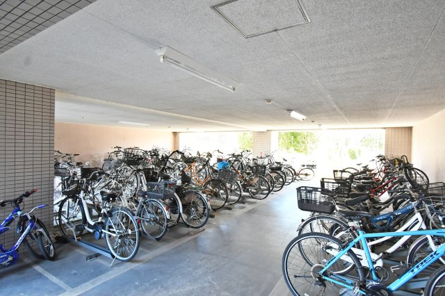 ベルヴィル大宮A棟の駐輪場|大切な自転車を雨風から守る、屋根付きの駐輪場を完備しています。年額400円と家計に優しい利用料も魅力。防犯面にも配慮され、お子様の通学や日々のお買い物もより快適にサポートします。