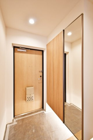 ベルヴィル大宮A棟の玄関|フロートタイプの玄関収納は足元を明るく照らし、家族を温かく迎えます。お出かけ前に便利な大型鏡や、ベビーカーを置いてもゆとりのある空間が魅力。デザインと実用性を両立した、住まいの顔となる玄関です。