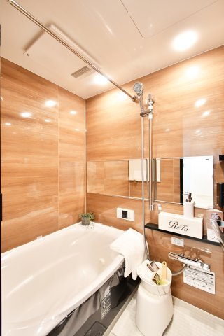 ベルヴィル大宮A棟の浴室|浴室乾燥機付きのユニットバスへ一新。美容ブランド「ReFa」のシャワーヘッドを採用し、毎日のバスタイムが贅沢なエステタイムに変わります。雨の日の洗濯物干し場としても大活躍する、頼れる設備です。