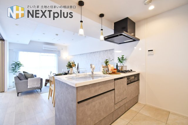 ベルヴィル大宮A棟のキッチン|対面式キッチンなら、お料理中もお子様の様子に目が届き安心です。食洗機付きで、食後の家族団らんの時間もゆったり確保。グレー調のモダンなデザインが、毎日の家事時間を一段と楽しく彩ります。