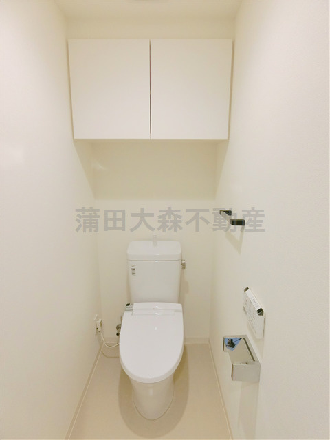 ジニア大森西のトイレ|トイレ　棚収納と温水暖房便座付き