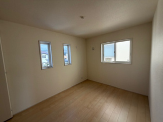 【洋室】 | 滝沢市室小路 | 白い壁で、明るく開放的な雰囲気をつくり、広く感じられるのが魅力です