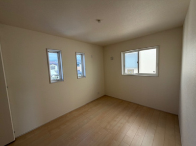 【洋室】 | 滝沢市室小路 | 白い壁で、明るく開放的な雰囲気をつくり、広く感じられるのが魅力です