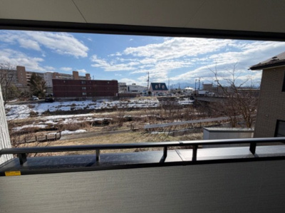 【バルコニー】 | 滝沢市室小路 | キャンプ用の椅子やテーブルを置いてお家キャンプが楽しめます