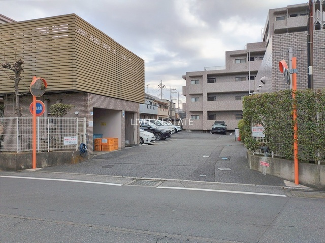 草加パーク・ホームズの駐車場
