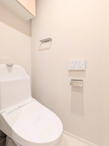 クレッセント東京ヴュータワーのトイレ|～吊戸棚付きのトイレ写真～