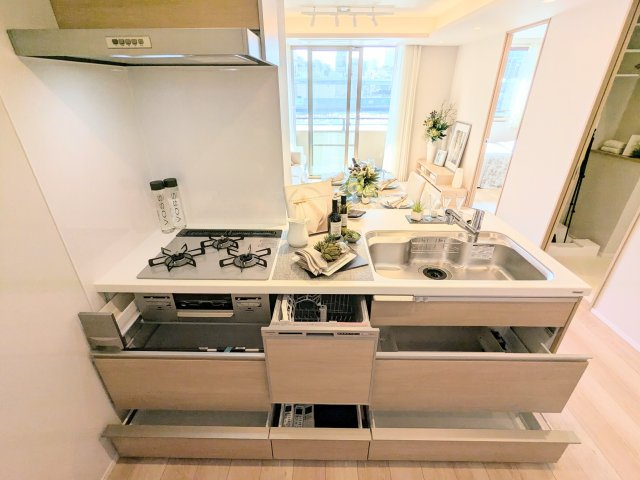 クレッセント東京ヴュータワーのキッチン|～食器洗浄乾燥機ならびにディスポーザー付のキッチン写真～