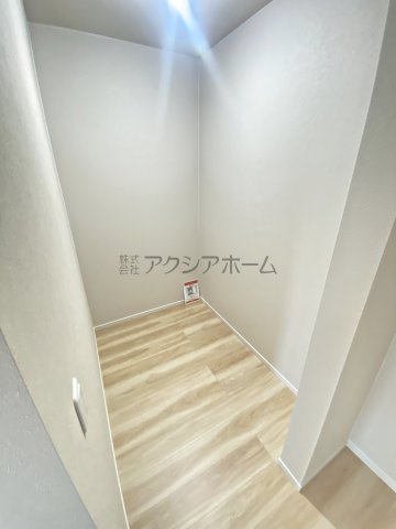 所沢市中新井3丁目・全2棟　新築一戸建　2号棟の寝室|2F洋室9.8帖のウォークインクローゼット