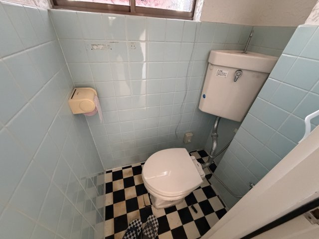 【トイレ】 | 岸和田市土生町戸建 | 1階のトイレです。
