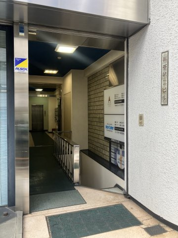 興亜第二ビル　2Fのエントランス