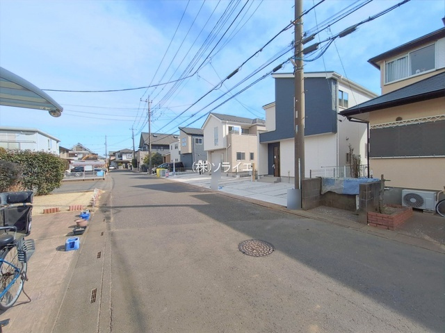 所沢市中富南4期　全8棟　新築戸建　グラファーレデザインの前面道路含む現地写真