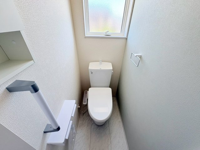 リーブルガーデン　各務原市上中屋町　全2区画分譲のトイレ|超表面平滑加工とイオンパワーの「セフィオンテクト」加工で、汚れが付きにくく落ちやすい仕様で清潔です。
便器にフチがないので汚れが隠れて見えない部分がありません。お手入れがとってもラクラクです。