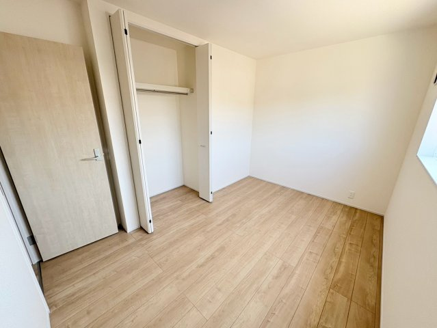 リーブルガーデン　各務原市上中屋町　全2区画分譲の洋室|全居室にたっぷり収納できる大型クローゼット、居室部分の窓ガラスには間に空気層を設けたペアガラスを採用。
高い断熱性と共にガラス面の結露対策にも効果を発揮します。
