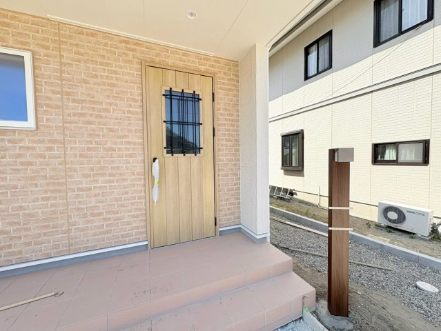 リーブルガーデン　各務原市上中屋町　全2区画分譲の玄関|【ピッキング防止機能付き玄関ドア錠】玄関ドアの鍵は上下に２つあり、内側の下段は脱着サムターンキー。
鍵を不正に開錠されても、もう１つの鍵でピッキングを防ぎます。防犯性の高い仕様になっています。