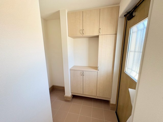 リーブルガーデン　各務原市上中屋町　全2区画分譲の玄関|大容量のシューズ収納付きで玄関周りもすっきり！玄関ドアからの光が玄関ホールを明るくしてくれます。