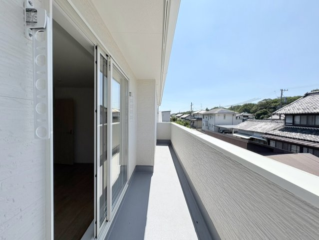 リーブルガーデン　各務原市上中屋町　全2区画分譲のバルコニー|バルコニーは南向きで洗濯物もよく乾きます！強度と表面積硬度を持つFPRで防水しています。
