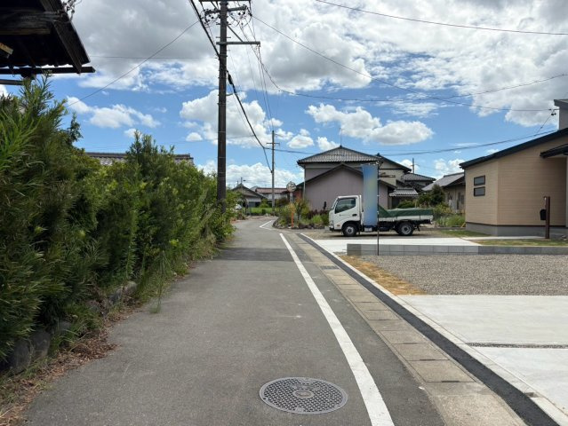 【商談中】リーブルガーデン　各務原市上中屋町　全2区画分譲の前面道路含む現地写真|■前面道路　
■ヤマダ不動産　株式会社リライフ