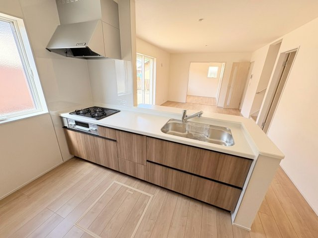 リーブルガーデン　各務原市上中屋町　全2区画分譲のキッチン|機能的で手入れがしやすいシステムキッチンでお掃除も楽々。蛇口は浄水器内蔵型で節湯CI対応水栓です。　
人造大理石カウンターやキッチンパネルなど明るくきれいにお使いいただけます。