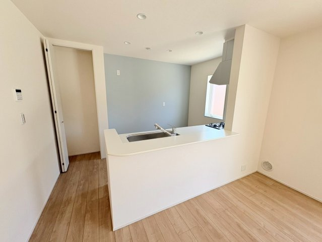 【商談中】リーブルガーデン　各務原市上中屋町　全2区画分譲のキッチン|機能的で手入れがしやすいシステムキッチンでお掃除も楽々。蛇口は浄水器内蔵型で節湯CI対応水栓です。　
人造大理石カウンターやキッチンパネルなど明るくきれいにお使いいただけます。