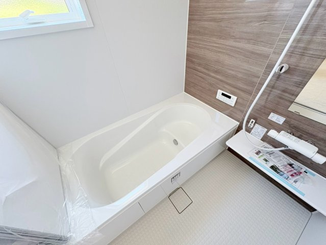 【商談中】リーブルガーデン　各務原市上中屋町　全2区画分譲の浴室|明るく清潔感がある浴室。浴槽は環境にやさしい節水タイプ。浴槽内ステップで半身浴、親子入浴も安心です。
洗い場の床は乾きやすく滑りにくい快適仕様、水はけが良くカビの発生を軽減できます。
