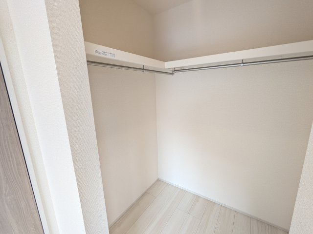 土浦市天川2丁目6期　新築戸建の収納|大容量のウォークインクローゼット。衣類はもちろん、スーツケースや季節の家電もまとめて収納でき、居室空間をすっきりと保ちます。