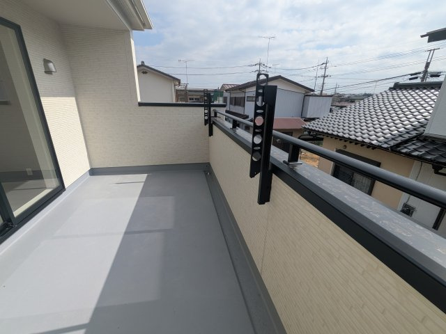 土浦市天川2丁目6期　新築戸建のバルコニー|広々としたワイドバルコニーは、日当たり良好で毎日の洗濯物干しに最適です。