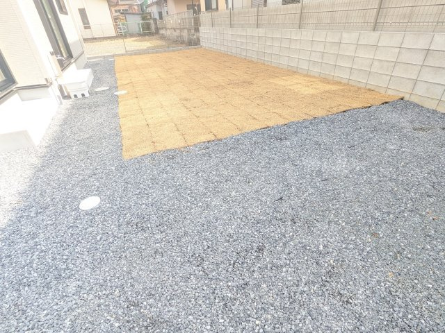 土浦市天川2丁目6期　新築戸建の庭|リビングに明るい光を届ける南庭。
お子様の遊び場やペットのスペースとしても最適です。
室内外で心地よい暮らしが叶います。