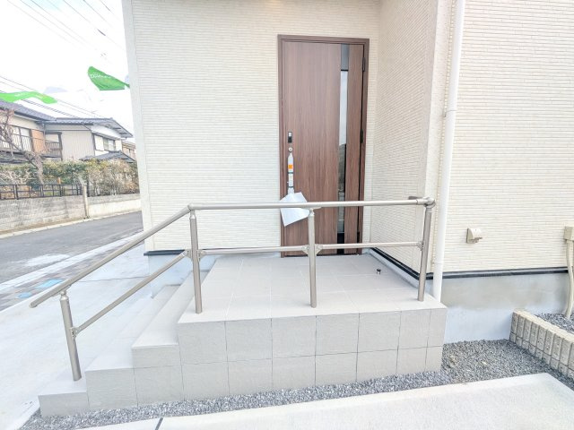 土浦市天川2丁目6期　新築戸建の玄関|玄関ドアはカードキーで開閉も楽々♪
スマホでの開錠と施錠も可能です！
玄関上部には人感センサー付きのダウンライトがあるので、夜間の帰宅時に自動で点灯してくれます♪
防犯対策面にも一役買ってくれます！