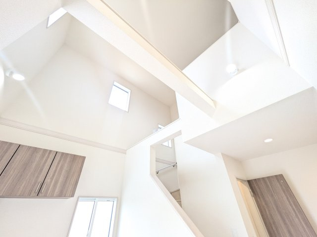 土浦市天川2丁目6期　新築戸建の玄関|玄関上部を吹き抜けにすることで、空間に圧倒的な開放感と明るさをプラス。
心地よい光が差し込み、家族やお客様を明るい空間で迎え入れる玄関です。