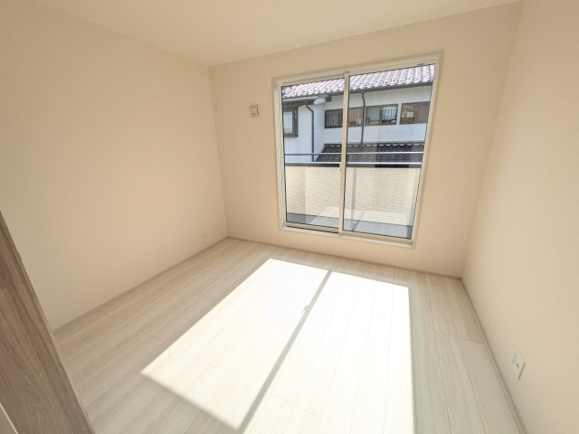 土浦市天川2丁目6期　新築戸建の洋室|居心地の良いデザインと機能性を両立。
ご友人を招いたり、趣味を楽しんだり、様々なシーンで活躍する団らんの中心地です。