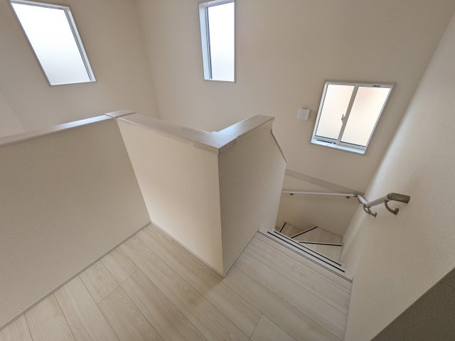 土浦市天川2丁目6期　新築戸建の内装|窓付きで明るい階段は、手すり付きでお子様からご年配の方まで安心して上り下りができます♪