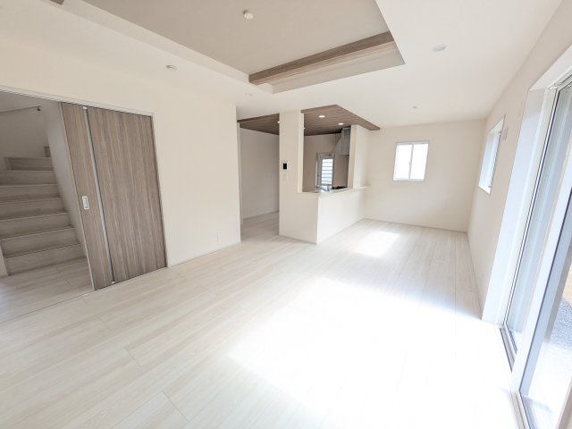 土浦市天川2丁目6期　新築戸建の居間・リビング|家族の会話が自然と弾む、広々としたゆとりのLDK。南向きの窓からたっぷりの光が射し込む明るく快適な空間です。