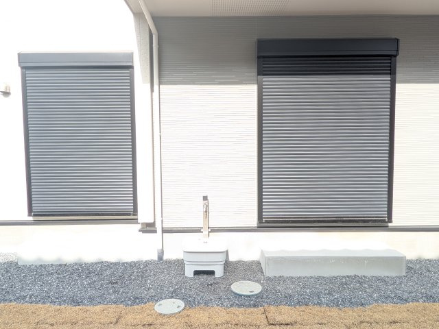 土浦市天川2丁目6期　新築戸建の防犯設備|防犯・防災だけでなく、シャッターを閉めることで断熱効果もアップ。
外気の影響を受けにくく、冷暖房効率の向上も期待できます。