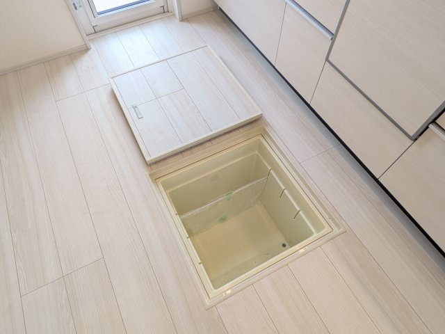 土浦市天川2丁目6期　新築戸建のキッチン|災害時にも安心な備蓄品の保管スペースとして活用可能。
日常使わないモノを隠して収納し、生活空間を広く使えます。
