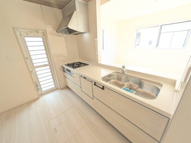 土浦市天川2丁目6期　新築戸建のキッチン|料理がもっと楽しくなる広々としたワークトップ。お手入れしやすい素材を採用し、日々の掃除もラクラクこなせます。