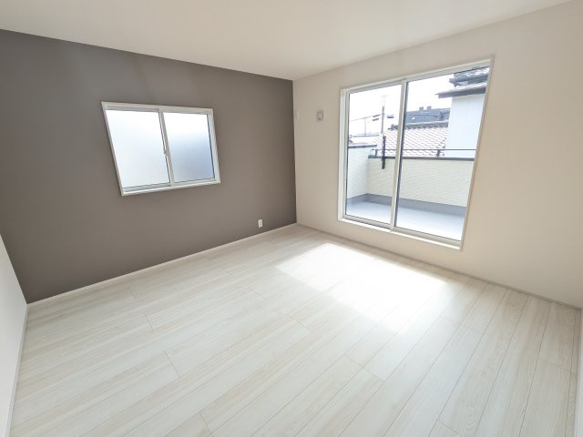 土浦市天川2丁目6期　新築戸建の洋室|デザイン性の高いアクセントクロスで、落ち着いた雰囲気を演出。収納力たっぷりのWIC完備で、室内をすっきりと保てます。