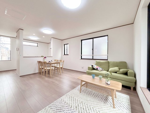足立区舎人５丁目　新築分譲住宅　限定１棟の居間・リビング|【リビングダイニング】２面採光、明るいリビング♪暖かな光が射し込む、広々リビングダイニング　　※写真は施工例です