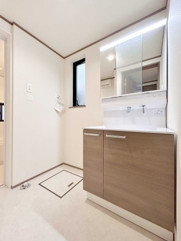 足立区舎人５丁目　新築分譲住宅　限定１棟の独立洗面台|【洗面化粧台】ゆとりのある洗面室に、たっぷり収納の３面鏡付き、洗面化粧台。明るい陽射しが差し込む小窓があり毎朝気分も上がります♪　※写真は施工例です