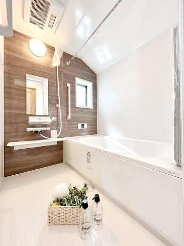 足立区舎人５丁目　新築分譲住宅　限定１棟の浴室|【システムバス】窓付きの明るい開　放感のあるシステムバス。エコフルシャワー・保温浴槽・浴室乾燥機・エコジョーズなどの省エネ設備が標準装備！オシャレな浴室です♪　※写真は施工例です