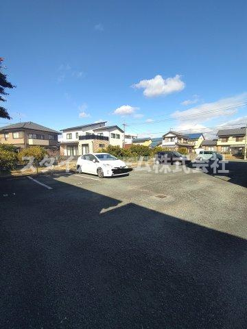 ウイングコートエトワール萩山の駐車場