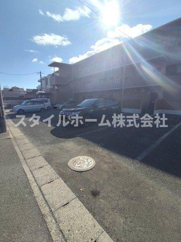 ウイングコートエトワール萩山の駐車場