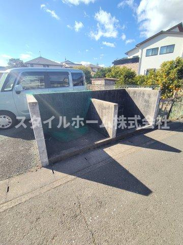 ウイングコートエトワール萩山の駐車場