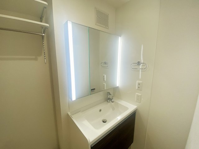 ユートリーⅢの洗面所|別号室の参考写真です。